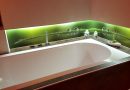 optische Gestaltung der Badewannenablage mit bedruckten und beleuchteten Glaswänden